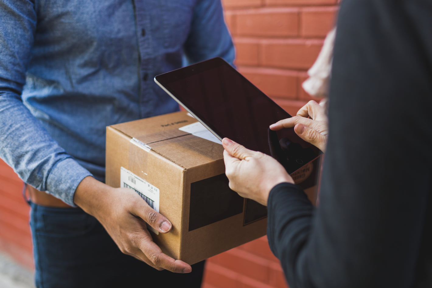 Übergabe eines bambusladen-Pakets